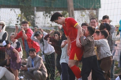 Đình Bắc shines with 4 goals, donates 60 million VND to support people in need