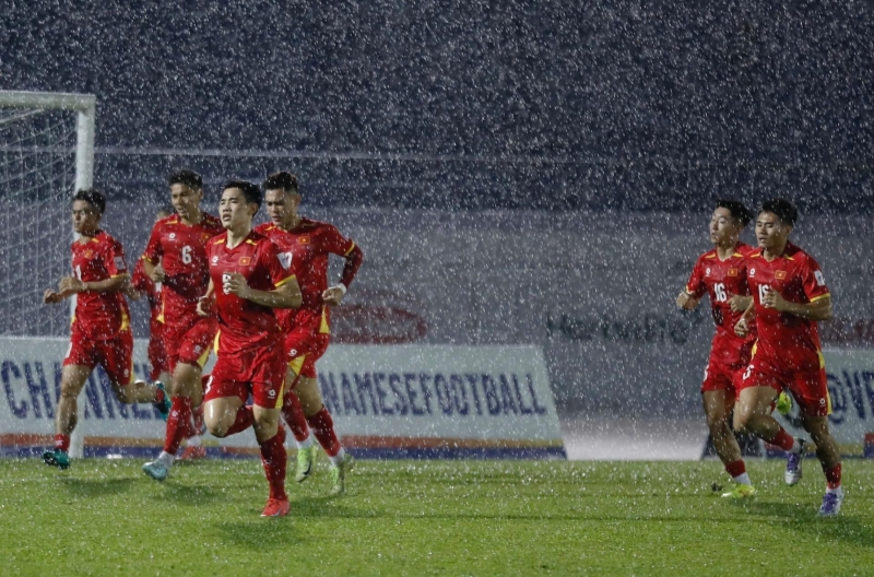 Vietnam National Team 'trained in the rain' after their victory over Nepal