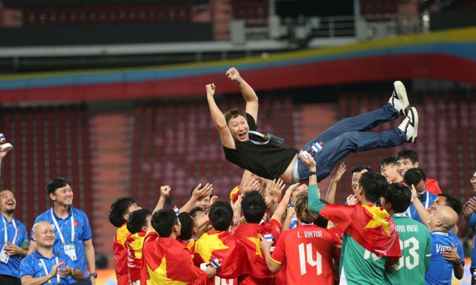 Gia đình HLV Kim Sang-sik tắt tivi khi Việt Nam bị dẫn 0-2