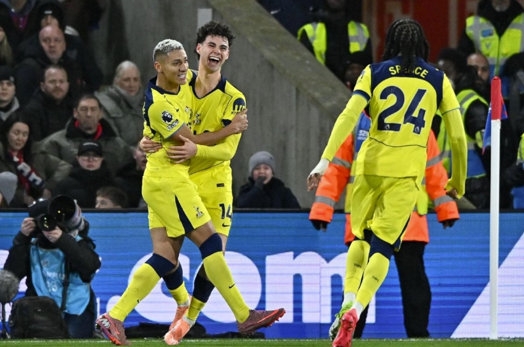 Young star Archie Gray shines as Tottenham narrowly beats Crystal Palace