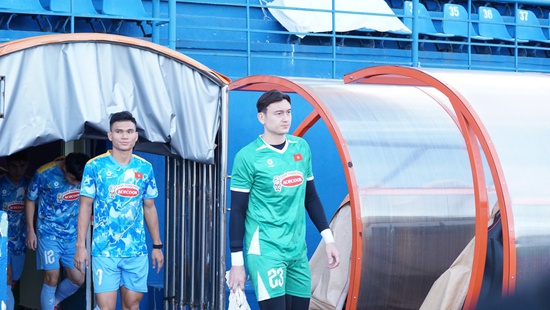 Văn Lâm is moved upon returning to the Vietnam national team, sharing surprising thoughts about competing for the number one spot.