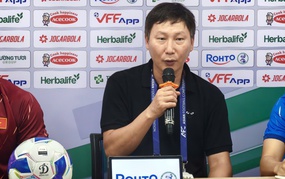 Vietnam football hot news today April 4: Coach Kim Sang Sik reaches milestone of Mr. Park Hang Seo; Vietnam U20 determined to get points against Thailand.