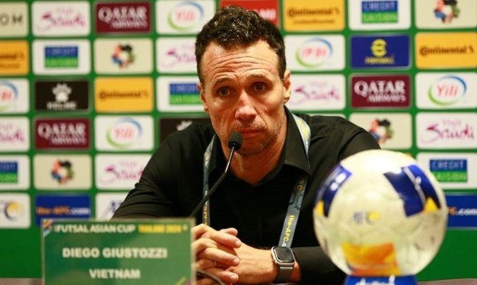 HLV ĐT Việt Nam chê mặt sân thi đấu tại Indonesia sau chiến thắng 2-0