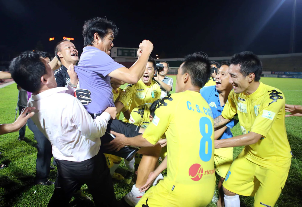 Phút mặc niệm xúc động dành cho HLV Phan Thanh Hùng trước trận Việt Nam vs Malaysia - Ảnh 2. Phút mặc niệm xúc động dành cho HLV Phan Thanh Hùng trước trận Việt Nam vs Malaysia - Ảnh 2.