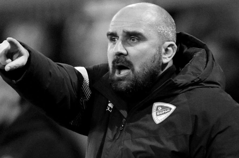 Top coach tragically passes away on the field