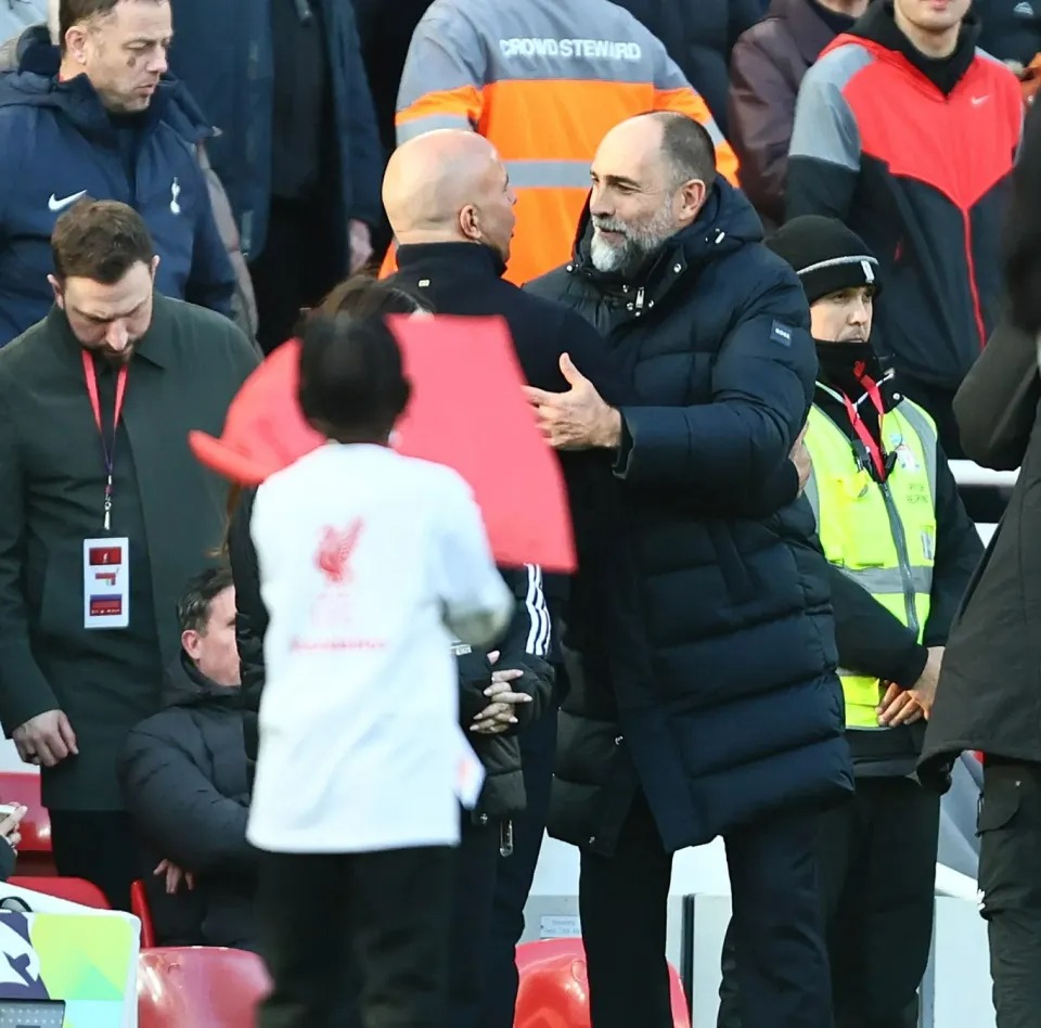HLV Tottenham gây 'bão mạng' vì khoảnh khắc nhầm người trước trận gặp Liverpool - Ảnh 2. HLV Tottenham gây 'bão mạng' vì khoảnh khắc nhầm người trước trận gặp Liverpool - Ảnh 2.