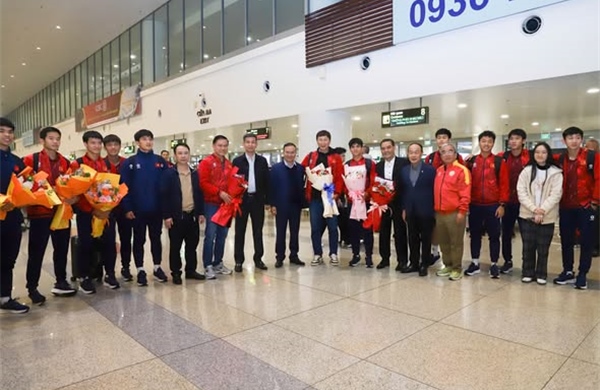 The leadership of the Department of Sports welcomed the Vietnam U23 team at Noi Bai International Airport.