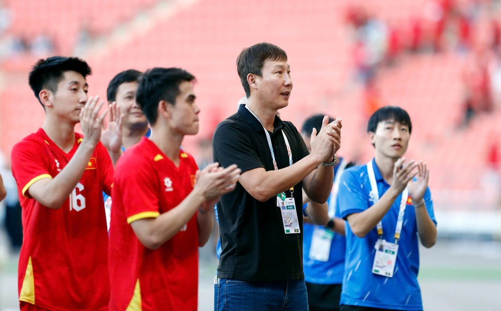 HLV Kim Sang Sik sẵn sàng vượt HLV Park Hang Seo - Ảnh 2. HLV Kim Sang Sik sẵn sàng vượt HLV Park Hang Seo - Ảnh 2.