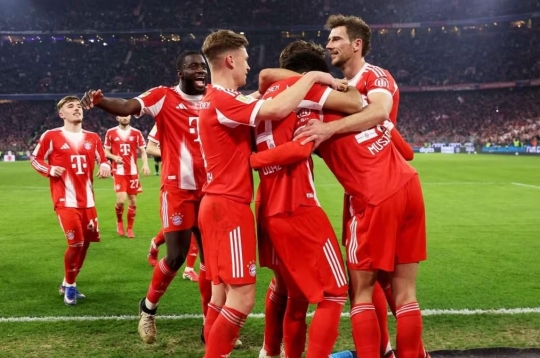 Bayern Munich mercilessly 'bombards', Monchengladbach collapses