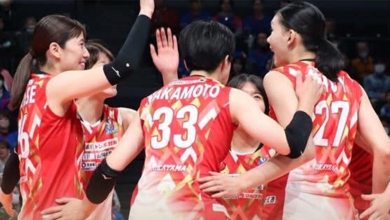 Bích Thủy and her teammates nearly pulled off a shocking victory against the second-ranked team in the Japanese Women's Volleyball League.