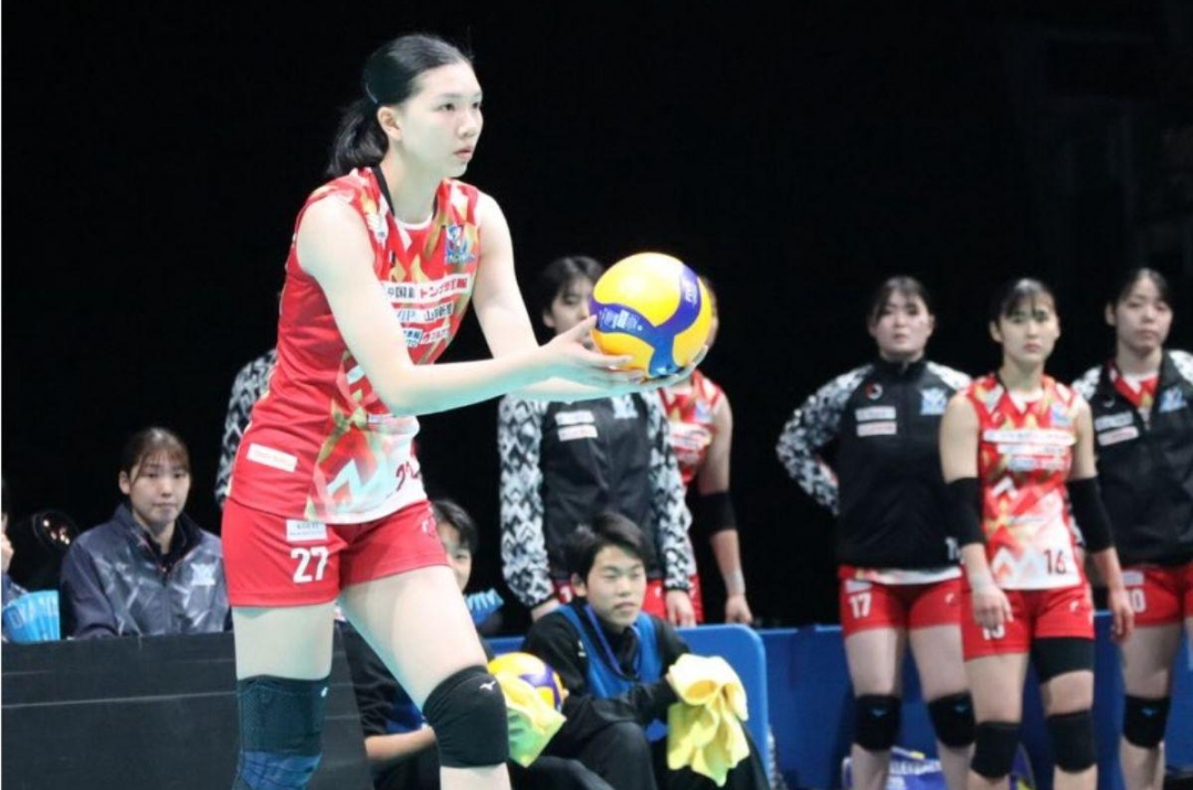 Outside hitter Bích Thủy scored the most points, but the Japanese club still suffered their fifth consecutive defeat.