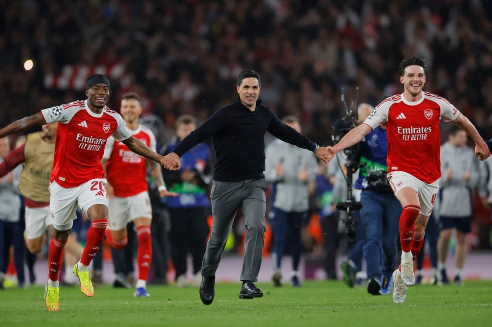 Arsenal sống lại hy vọng giành cúp nhà 'cú đảo trục' ngoạn mục - Ảnh 1.