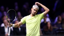Alcaraz suffers a shocking defeat in his opening match at the Paris Masters, facing the risk of losing the world No. 1 ranking