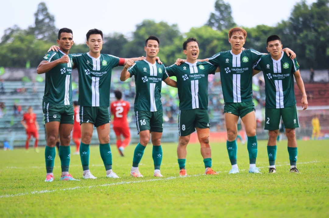 Round 4 of the First Division: Công Phượng&#39;s Team Continues to Soar