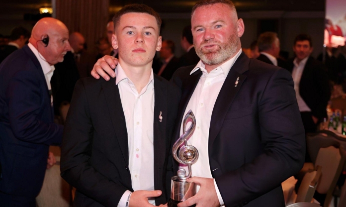 MU ký hợp đồng với con trai Rooney