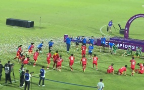 Watch U17 Vietnam with their 'one-of-a-kind' celebration alongside the 2026 Southeast Asian championship trophy