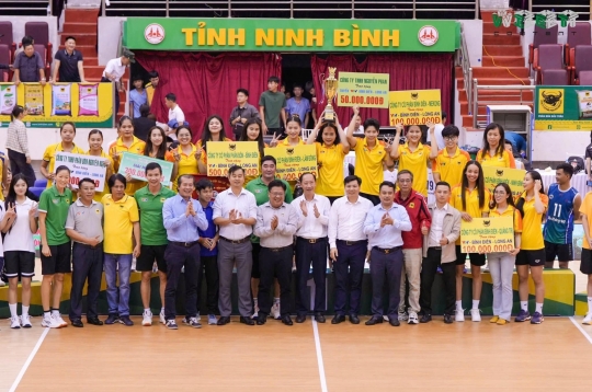 VTV Bình Điền Long An received a billion-dollar reward for winning the Hoa Lu Cup.