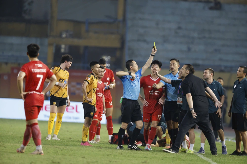 HLV Popov là "ngòi nổ" khiến V-League nóng rực cả trong lẫn ngoài sân cỏ - Ảnh 2. HLV Popov là "ngòi nổ" khiến V-League nóng rực cả trong lẫn ngoài sân cỏ - Ảnh 2.