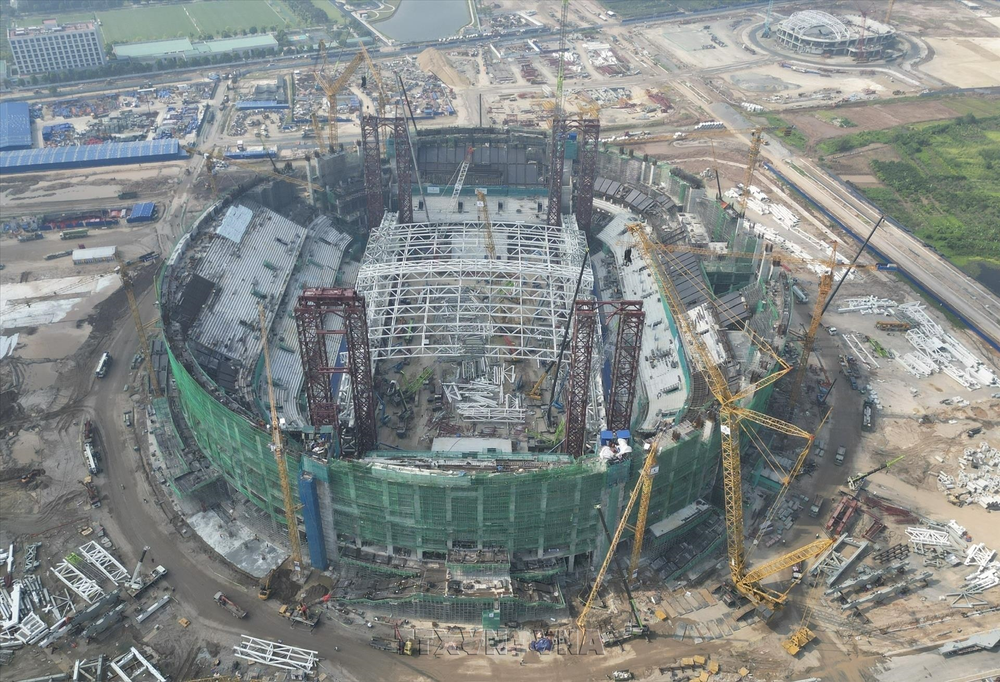 Sau hơn 10 tháng thi công, hình hài sân PVF đã ngày càng rõ nét. Bốn khu khán đài A, B, C và D đang được hoàn thiện các hạng mục kết cấu chính bằng bê tông cốt thép. Ảnh: Minh Quyết - TTXVN Sau hơn 10 tháng thi công, hình hài sân PVF đã ngày càng rõ nét. Bốn khu khán đài A, B, C và D đang được hoàn thiện các hạng mục kết cấu chính bằng bê tông cốt thép. Ảnh: Minh Quyết - TTXVN