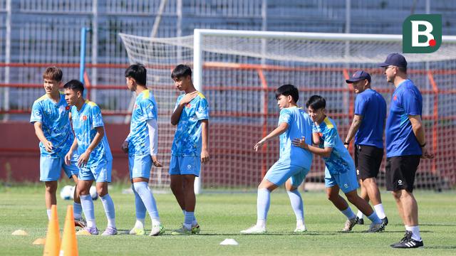 Thiếu sân tập, U17 Việt Nam phải tập từ 14h00 - Ảnh 1.