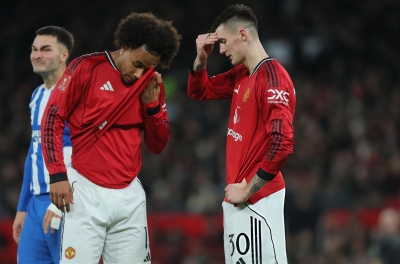 Legend advises striker to leave MU to restart his career