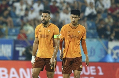 A pair of nearly 2-meter tall center backs 'making waves' in V.League