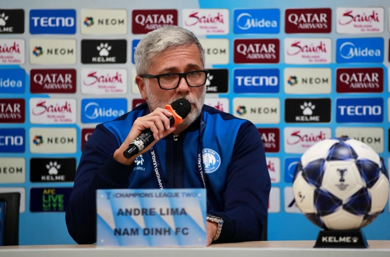 Brazilian coach unexpectedly represents Nam Dinh Club at the press conference