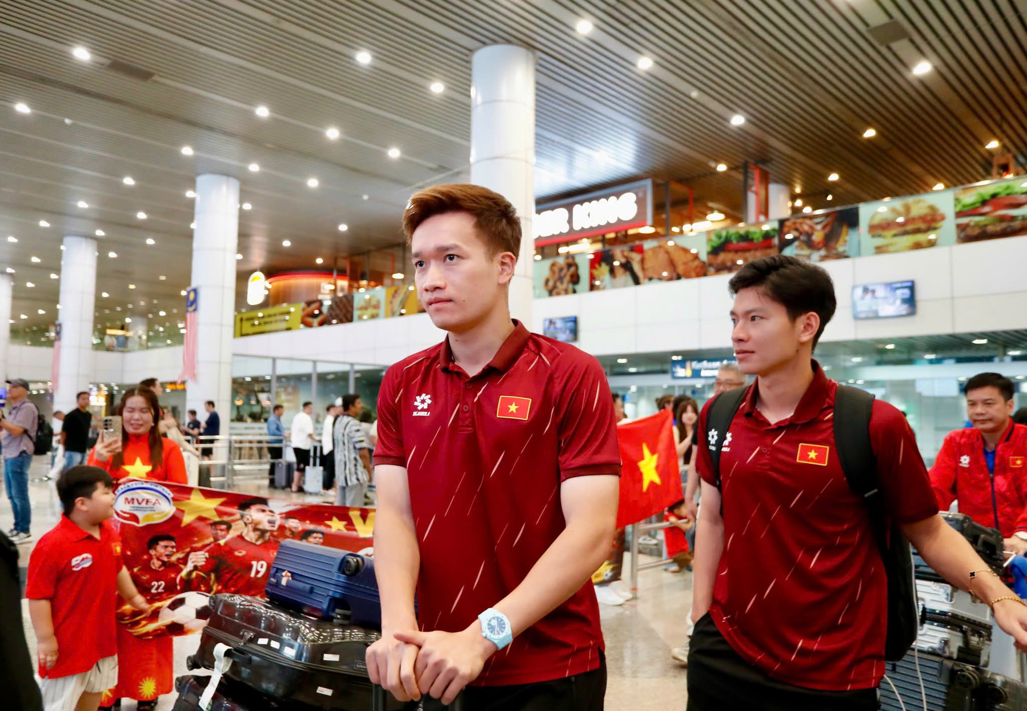 Tin nóng bóng đá Việt hôm nay 17/8: Đội tuyển Việt Nam trở lại Hà Nội; Xuân Son lập kỷ lục mới ở ASEAN Cup - Ảnh 1. Tin nóng bóng đá Việt hôm nay 17/8: Đội tuyển Việt Nam trở lại Hà Nội; Xuân Son lập kỷ lục mới ở ASEAN Cup - Ảnh 1.