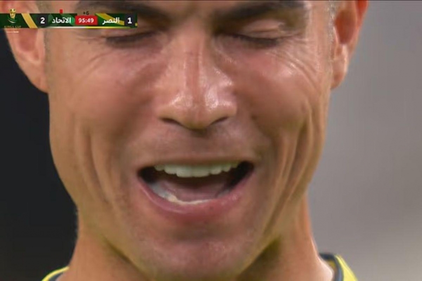 Ronaldo được phát hiện đang tự động viên bản thân trước khi thực hiện cú đá phạt muộn trong trận thua của Al-Nassr trước Al Ittihad (Ảnh: Daily Mail).