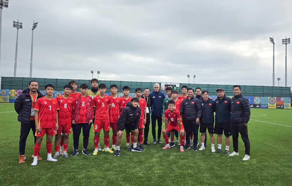 HLV huyền thoại Arsene Wenger chứng kiến U15 Việt Nam thua tiếc nuối trước Rwanda - Ảnh 1. HLV huyền thoại Arsene Wenger chứng kiến U15 Việt Nam thua tiếc nuối trước Rwanda - Ảnh 1.