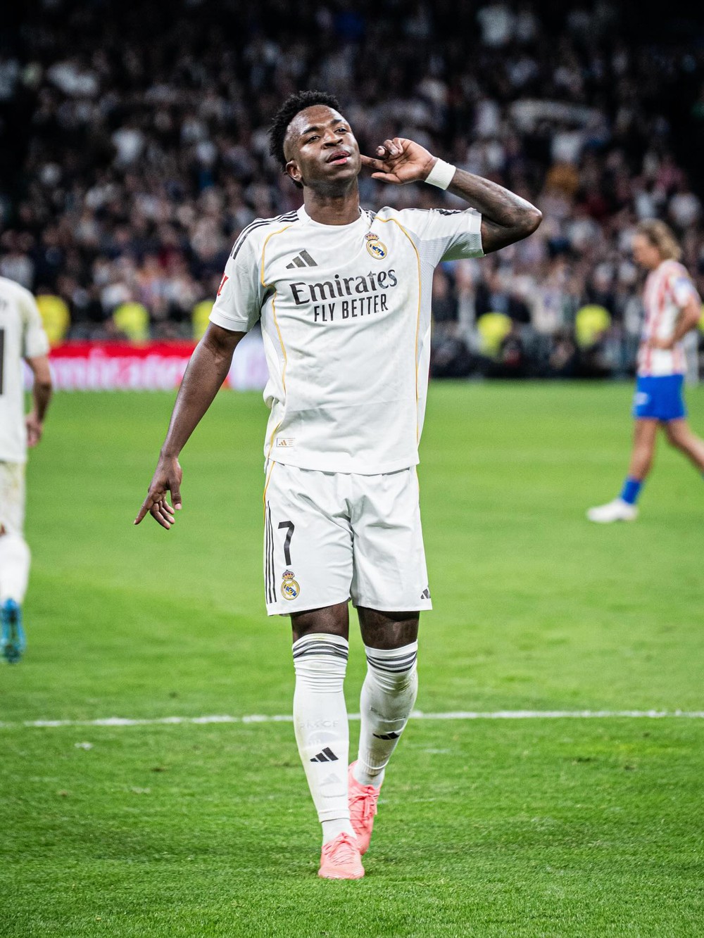 Vinicius Jr bị treo giò 4 trận vì hành vi giật tóc đối thủ, Mourinho lên án thời điểm công bố án phạt - Ảnh 1. Vinicius Jr bị treo giò 4 trận vì hành vi giật tóc đối thủ, Mourinho lên án thời điểm công bố án phạt - Ảnh 1.