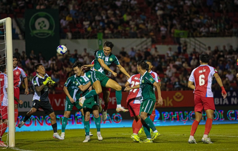 The top contenders for the First Division championship disappointed greatly on the opening day.