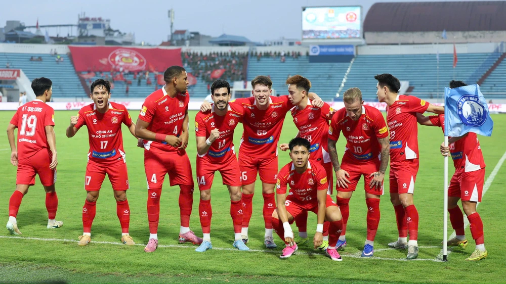 HLV Kim Sang Sik chứng kiến quá nhiều bất ngờ ở Thiên Trường - Ảnh 1. HLV Kim Sang Sik chứng kiến quá nhiều bất ngờ ở Thiên Trường - Ảnh 1.