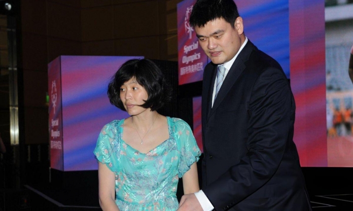 'Khổng lồ' bóng rổ Yao Ming khiến vợ điêu đứng bởi chuyện giường chiếu của mình