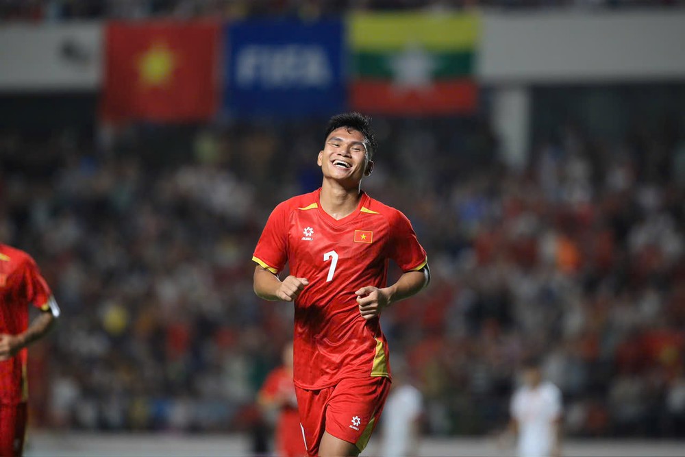 Bán kết Việt Nam vs Malaysia: Văn Hậu hay Xuân Mạnh đá chính? - Ảnh 1.