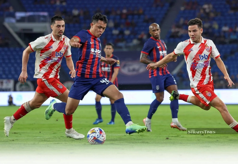 Cặp song sinh Lambert hướng tới cột mốc lịch sử cùng Malaysia trước đội tuyển Việt Nam - Ảnh 1. Cặp song sinh Lambert hướng tới cột mốc lịch sử cùng Malaysia trước đội tuyển Việt Nam - Ảnh 1.