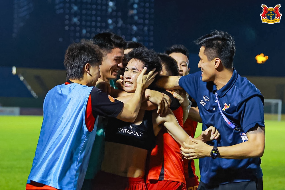 Tin nóng bóng đá Việt hôm nay 13/4: HLV Vũ Tiến Thành khen Văn Thuận; PVF CAND hài lòng với 1 điểm trước CAHN - Ảnh 1.