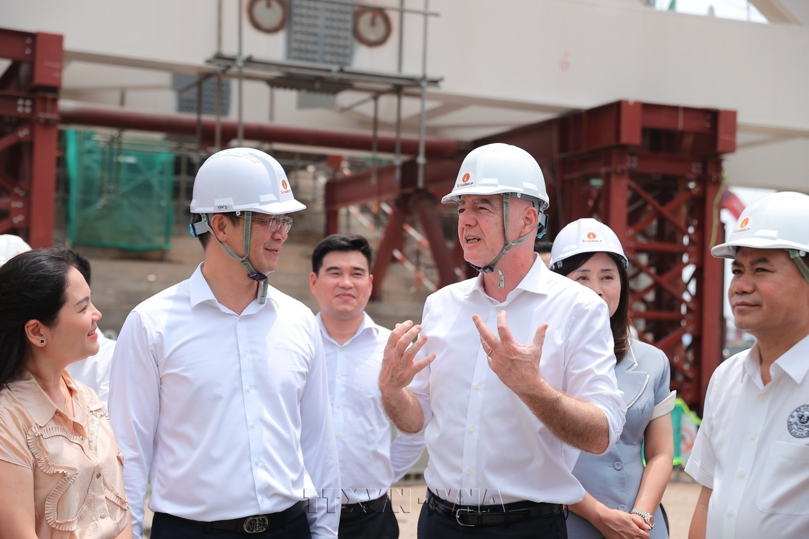 Chủ tịch FIFA và đoàn công tác tham quan khu vực dự án sân vận động PVF cùng nhà thi đấu trong nhà đang được xây dựng. Đây là những hạng mục quan trọng trong định hướng hình thành một quần thể thể thao quy mô lớn, hiện đại và đồng bộ của Việt Nam. Ảnh: Minh Quyết - TTXVN Chủ tịch FIFA và đoàn công tác tham quan khu vực dự án sân vận động PVF cùng nhà thi đấu trong nhà đang được xây dựng. Đây là những hạng mục quan trọng trong định hướng hình thành một quần thể thể thao quy mô lớn, hiện đại và đồng bộ của Việt Nam. Ảnh: Minh Quyết - TTXVN