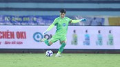 Goalkeeper Nguyen Manh is ready to play as a forward for Nam Dinh Club.