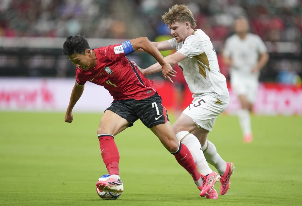 Từ chiếc áo đấu bị rách ở World Cup… - Ảnh 1. Từ chiếc áo đấu bị rách ở World Cup… - Ảnh 1.
