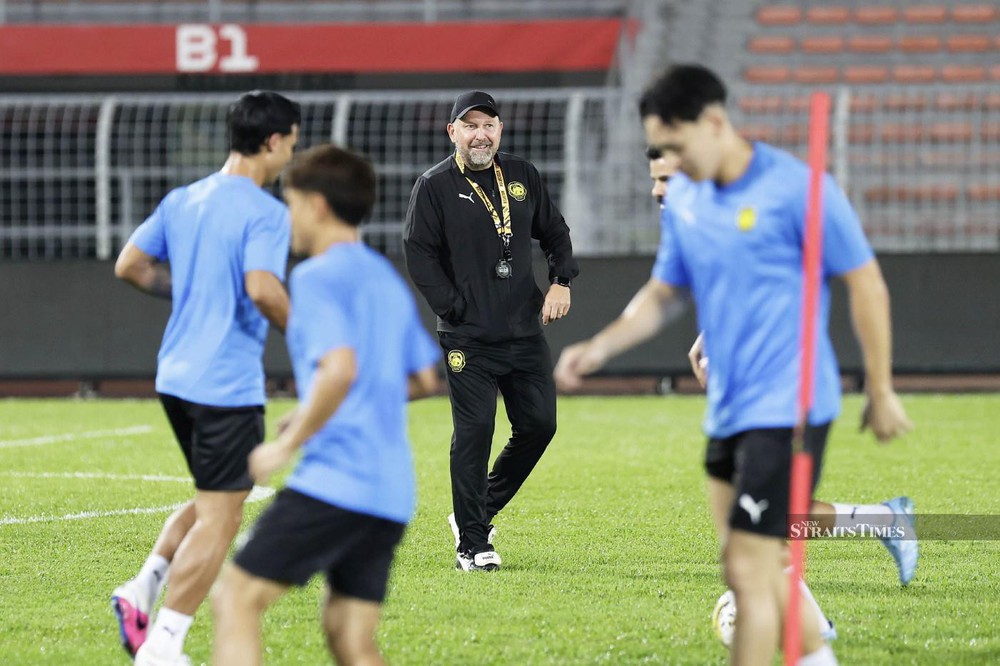 HLV Peter Cklamovski muốn được nhớ đến sau khi rời đội tuyển Malaysia - Ảnh 1. HLV Peter Cklamovski muốn được nhớ đến sau khi rời đội tuyển Malaysia - Ảnh 1.