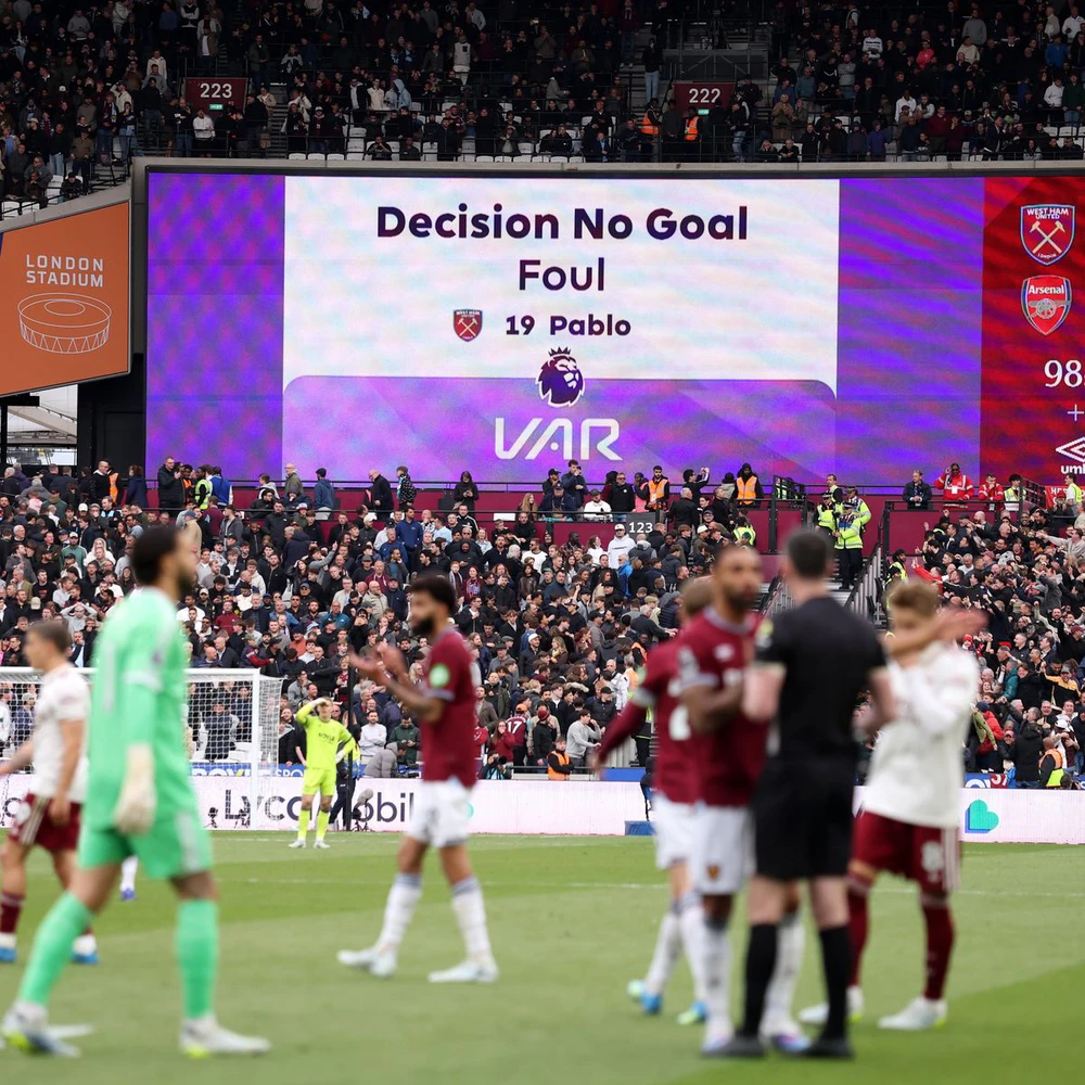 Công bố toàn bộ đoạn băng gây tranh cãi: Tại sao West Ham bị tước "bàn thắng vàng" trước Arsenal? - Ảnh 4. Công bố toàn bộ đoạn băng gây tranh cãi: Tại sao West Ham bị tước "bàn thắng vàng" trước Arsenal? - Ảnh 4.