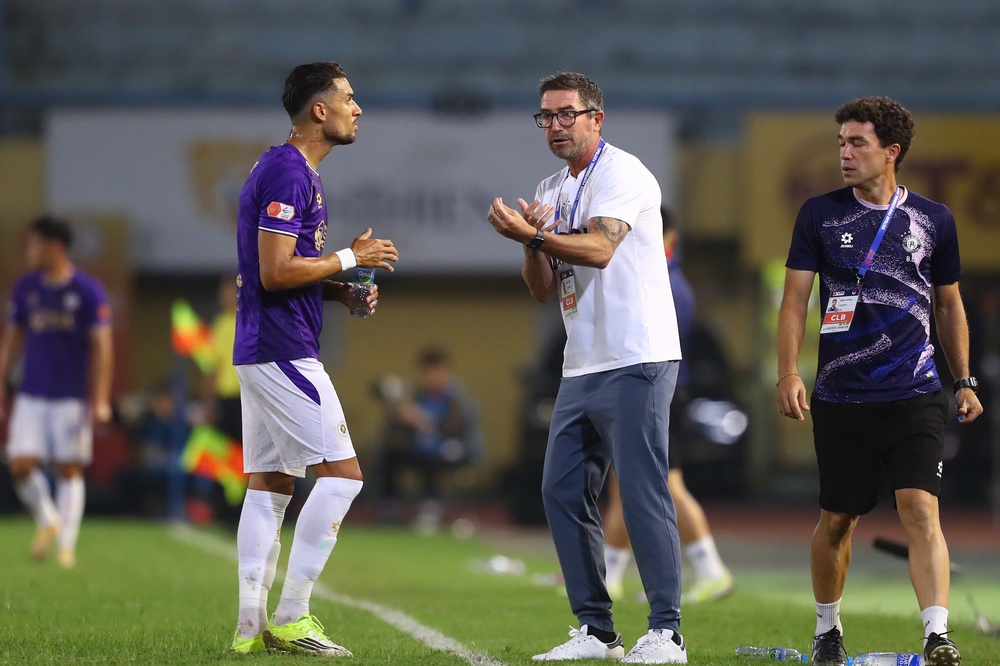 HLV Kim Sang Sik hài lòng, ông Harry Kewell hết lời khen Hoàng Hên - Ảnh 2.