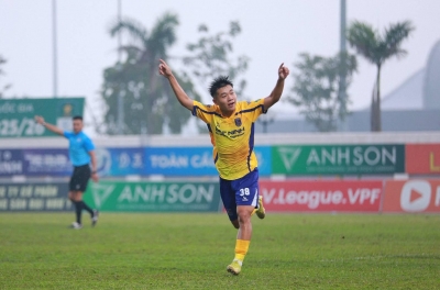 Called up to the Vietnam U23 team, the 2006-born striker continues his scoring streak.