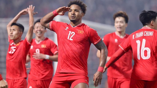 Coach Kim Sang Sik calls Xuân Son up to the Vietnam national team