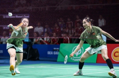 In a breathtaking comeback, Vietnam's top women's doubles pair advances to the quarterfinals of the Singapore International tournament.