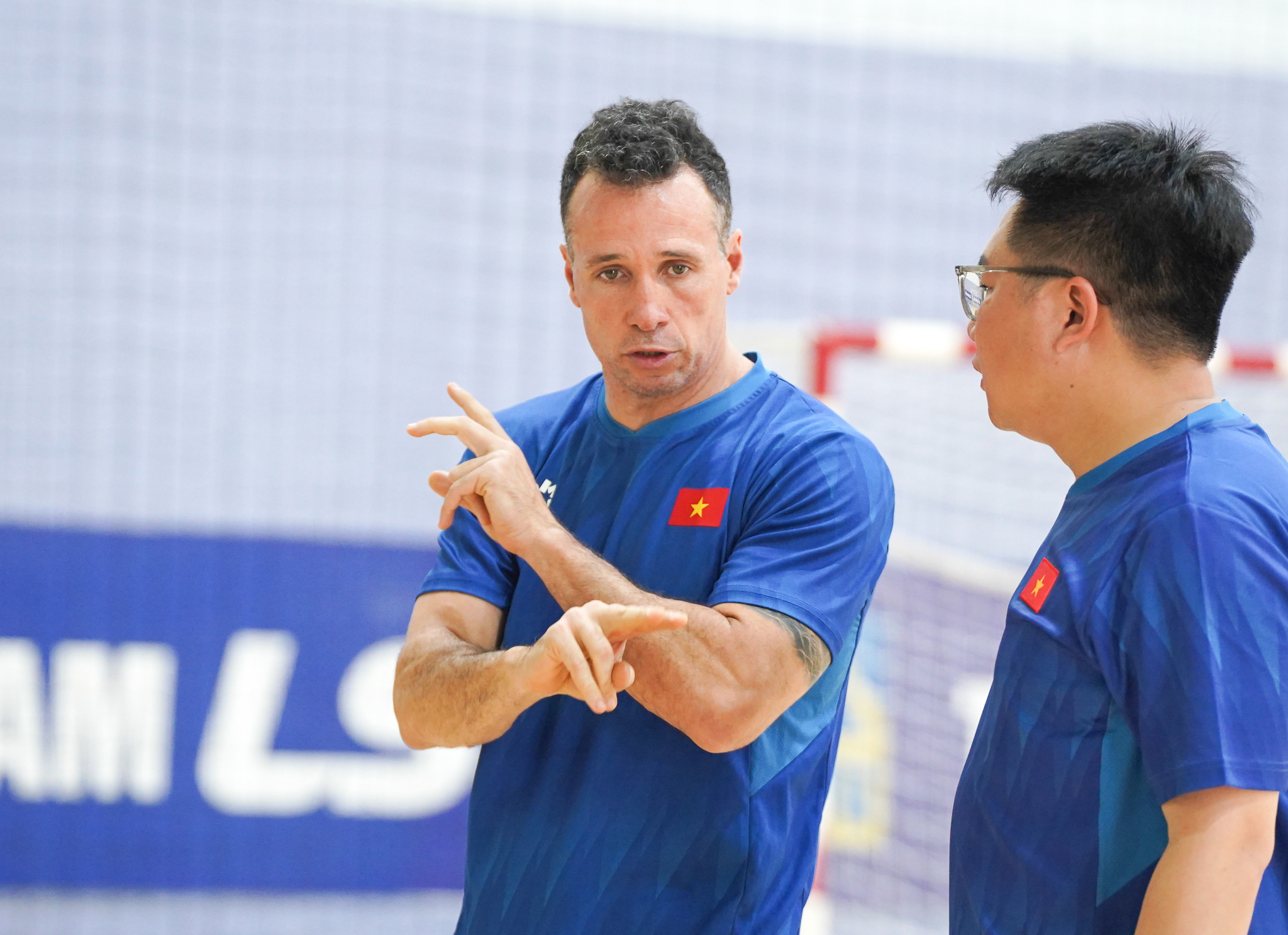 HLV Diego Giustozzi: 'Tôi muốn các cầu thủ trẻ dám mắc sai lầm để trưởng thành' - Ảnh 1. HLV Diego Giustozzi: 'Tôi muốn các cầu thủ trẻ dám mắc sai lầm để trưởng thành' - Ảnh 1.