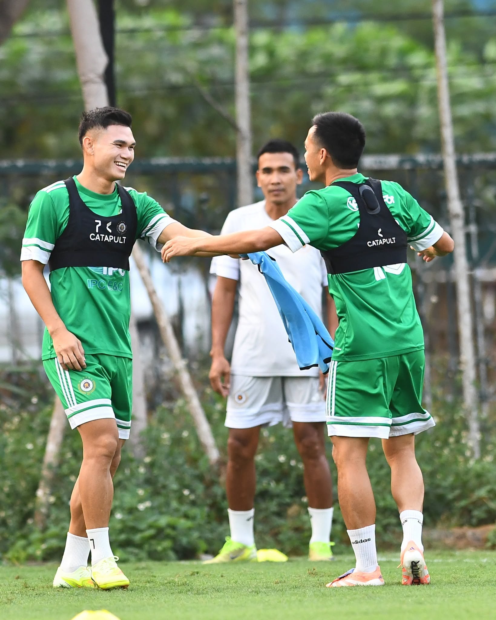 Tin nóng bóng đá Việt hôm nay 30/10: V-League điều chỉnh lịch thi đấu vì U23 Việt Nam; U19 Việt Nam có 3 cầu thủ 16 tuổi - Ảnh 2.