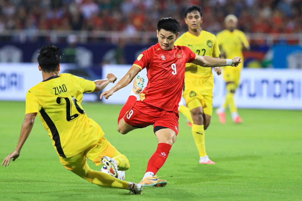 Đình Bắc chạy không biết mệt, được ASEAN Cup vinh danh sau trận Malaysia - Ảnh 2. Đình Bắc chạy không biết mệt, được ASEAN Cup vinh danh sau trận Malaysia - Ảnh 2.