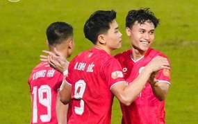 Dinh Bac scores hat-trick, CAHN easily defeats SLNA to solidify top spot in V-League